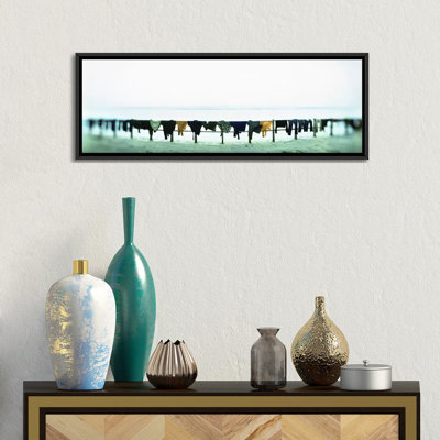 Séchoir à linge au bord de la rivière, Gange, Varanasi, Uttar Pradesh, Inde - Reproduction de photo panoramique non encadrée