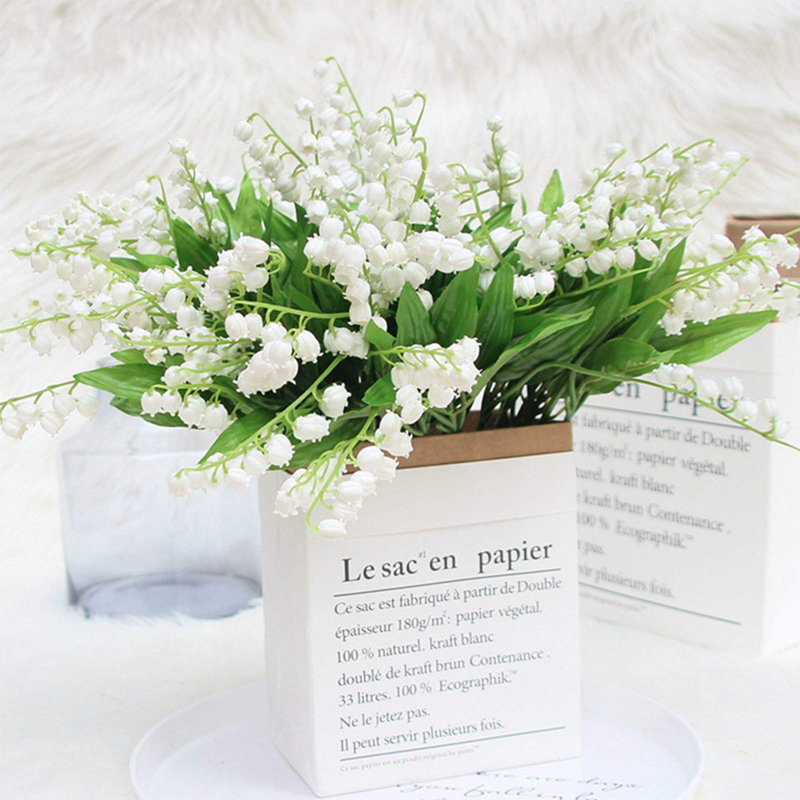 Tiges de fleurs artificielles blanches au muguet