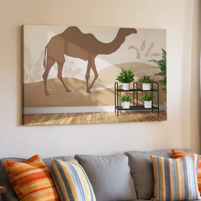 Toile, une scène d'intérieur sereine avec une murale minimaliste représentant une silhouette de chameau posée sur une toile de sable chaud