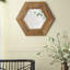Miroir hexagonal avec cadre en bois-676419337
