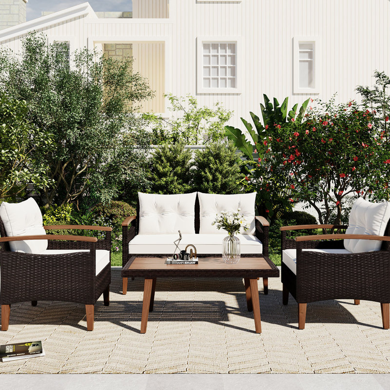 Patio: 4 places, table en bois, coussins beiges, pieds réglables, couvre-table d'extérieur 4 inclus, inclus