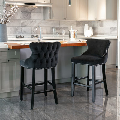 Tabourets de bar contemporains rembourrés en velours à oreilles avec décoration capitonnée à boutons et pieds en bois, garniture cloutée chromée, chaises de bar de style loisir, tabourets de bar, ensemble de 2 (noir)