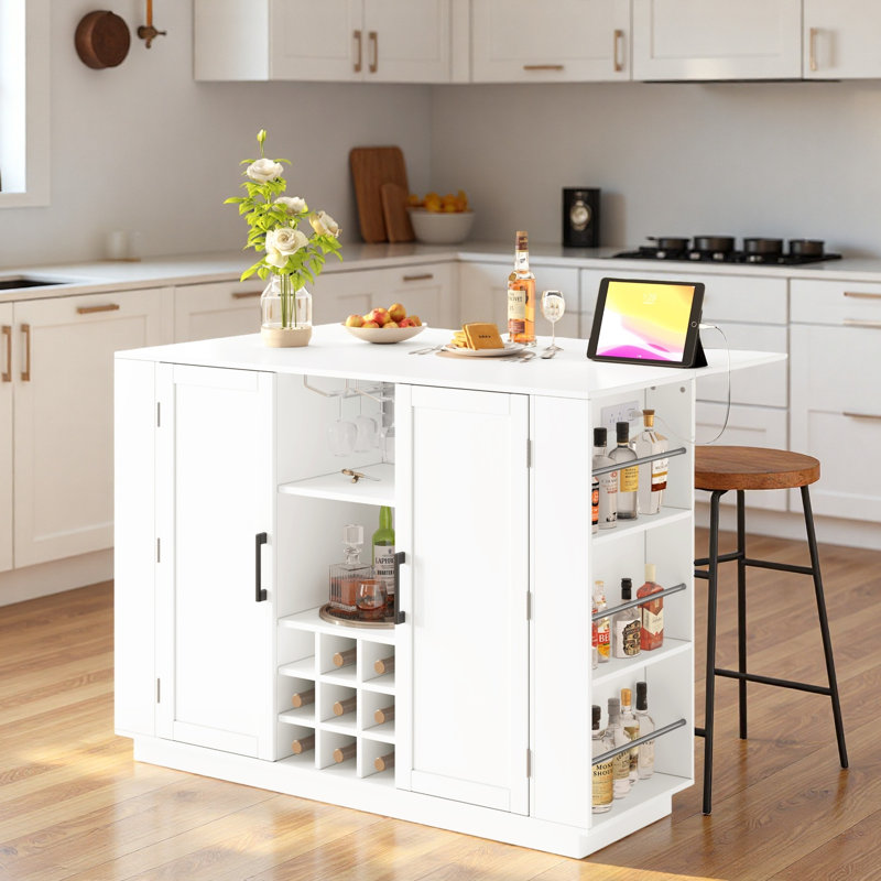 Îlot de cuisine multifonctionnel avec plateau pliable, prise de courant, support à vin, porte-verres à pied, tablettes latérales ouvertes et tablettes réglables