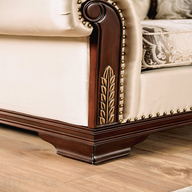 Fauteuil d'appoint de style classique avec accoudoirs arrondis et pieds arrondis avec accoudoirs à détails arrondis dans les bureaux élégants
