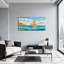 Voilier nautique et plage sur une mer turquoise avec un ciel nuageux-689775222