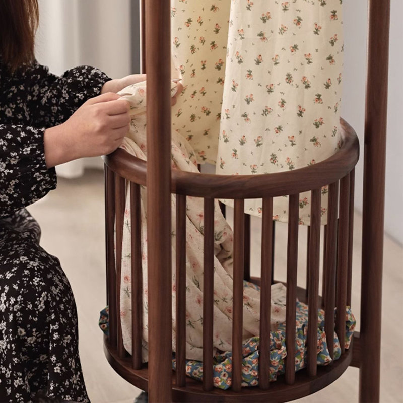 Portemanteau avec panier de rangement à crochets cylindriques