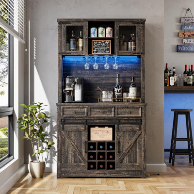 Armoire à café, verre flammé et verre trempé, H 72 po, portes de grange coulissantes, éclairage à DEL, prises de courant, 3 tiroirs, support à verres à vin, rangement de cuisine de style campagne moderne