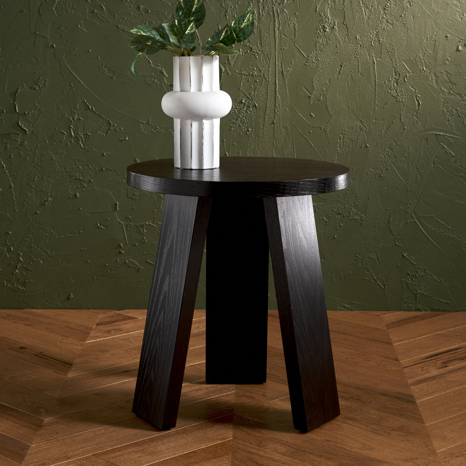Mattelynn 20" End Table, Black