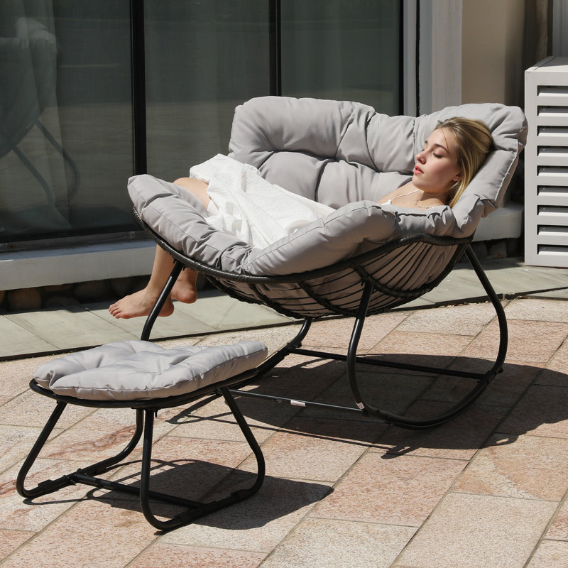 Chaise berçante de patio avec repose-pieds, Gris clair