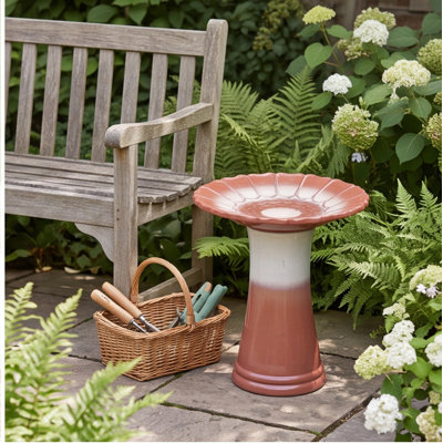 Baignoire d'oiseaux en céramique émaillée faite à la main, plateau festonné de 17 po et base piédestal de 18 po, mangeoire pour oiseaux d'extérieur rouge rouille à blanc cassé pour jardin, patio et cour