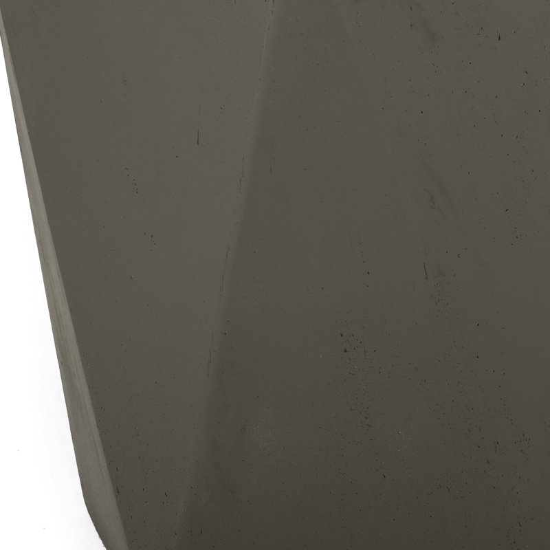 Table d'appoint moderne moderne en béton léger, 16 x 16 x 18, sans assemblage, table grise avec style, forme de pentagone, 16 po x 16 po x 18 po, éclat de calcaire