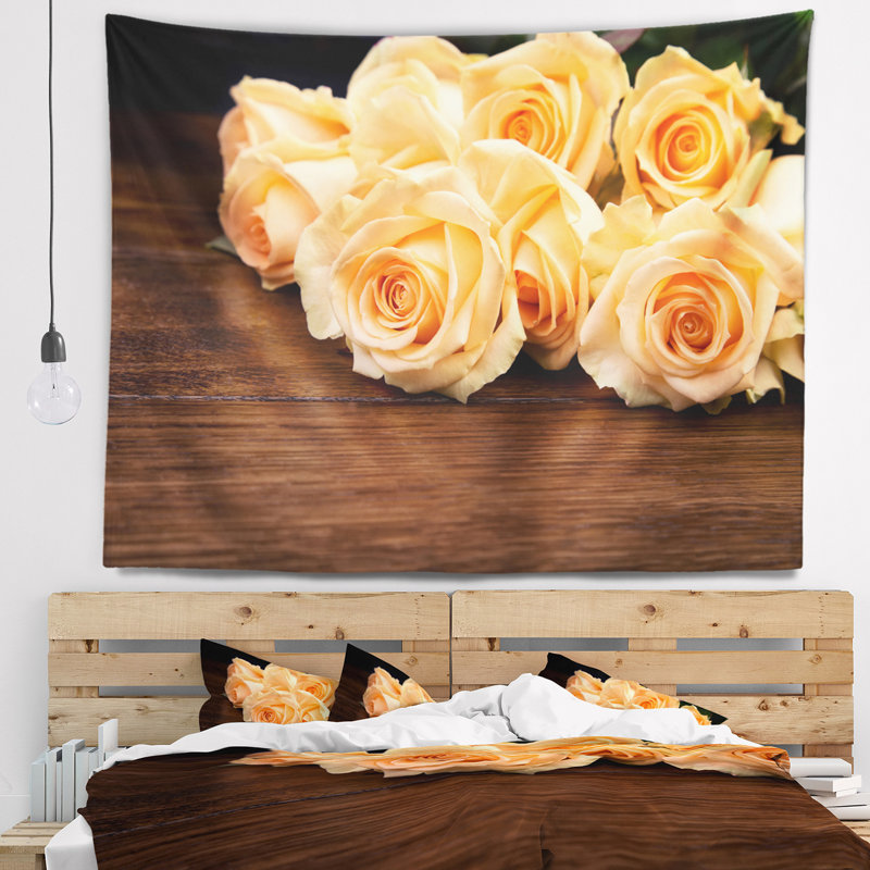 Roses sur une tapisserie de photo de surface en bois, H 32 po x l 39 po