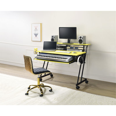 Bureau de studio de musique suitor