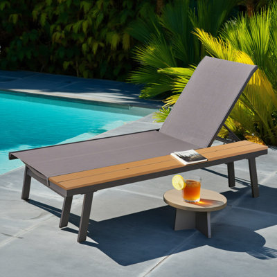 Chaise longue réglable avec table d'appoint grain de bois, maille légère en aluminium et résistante aux rayons UV pour la piscine