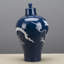 Pot en porcelaine bleu foncé avec motif de dragon blanc