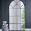 Miroir arqué pleine longueur 34 x 65,5 po avec motif de vitre noir et doré