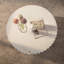 Table basse ronde cannelée blanche: conception de rangement relevable, texture élégante, parfaite pour la vie moderne