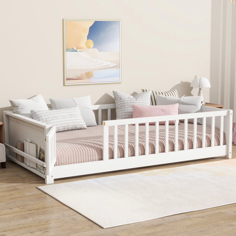 Lit simple sur plancher blanc, avec étagères intégrées, barrières de sécurité, sommier à 7 lattes en contreplaqué, montage facile, rangement, barrières de sécurité pour plus de sécurité, lit plateforme de 18 cm, manuel inclus.