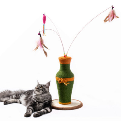 Grattoir dans un vase avec jouets pour chat