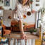 Toile une scène intérieure moderne avec un élégant buffet en bois contre un art mural, un mur texturé orné d'un grand art mural abstrait sur toile-1684304912