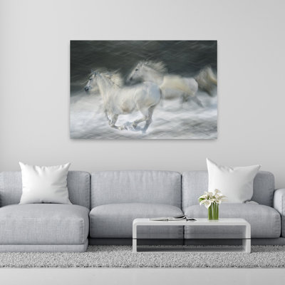 Chevaux blancs éthérés qui courent éthéré abstrait serein, animal, nature, art mural