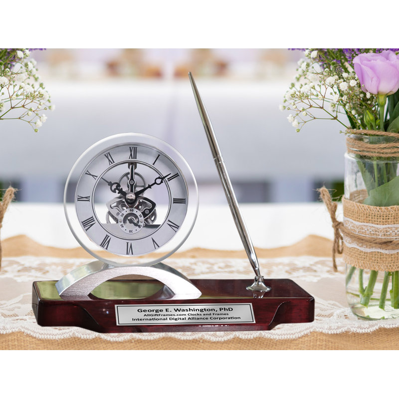 Plaque de nom personnalisée Executive avec horloge transparente et porte-stylo en métal argenté. Horloge gravée engrenage avec base en bois de cerisier