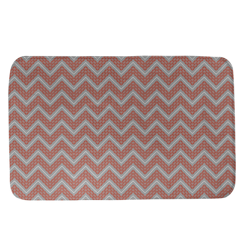 Tapis pour salle de bain à motif à chevrons à la main Stephenie, l 17 po x L 24 po, Rouge / Mauve