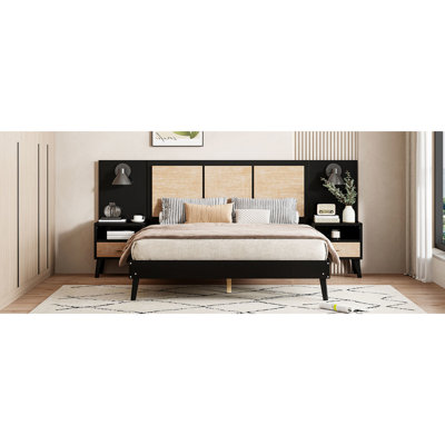 Cadre de lit grand lit en bois massif, noir, avec 2 tables de chevet élégantes et lampes, mélange pour un cadre de chambre à coucher noir luxueux. Bois