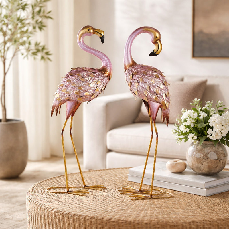 Statue de jardin rose en métal avec des plumes dimensionnelles et des accents dorés
