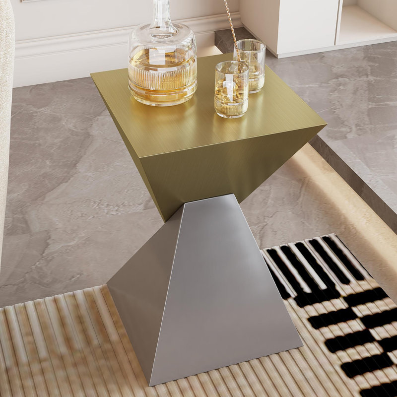 Table d'appoint moderne en acier inoxydable brossé, au design abstrait, pour une maison tendance.