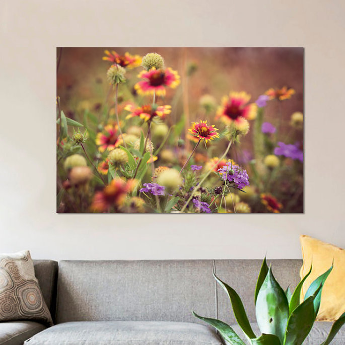 «Wild Blooms IV» par Sonja Quintero - reproduction de photo sur toile, Papier avec cadre noir, Blanc