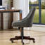 Fauteuil inclinable en tissu gris avec pieds en bois massif et en acier pour une expérience de travail reposante