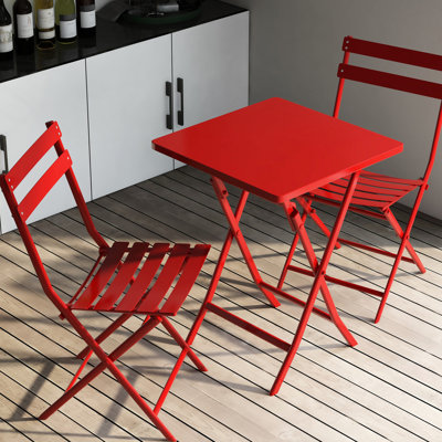 Bistro de patio pliable 3 pièces - rouge. Chaises en métal et table carrée. ,. Scratch rouille. Rangement facile à assembler. Capacité de poids de la chaise: 330 lb Table et chaises rouges peu encombrantes.