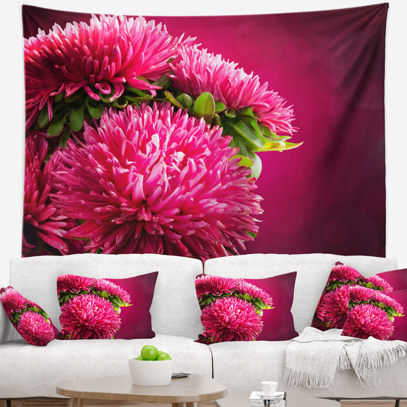 Fleurs roses d'asters sur une tapisserie rouge, H 32 po x l 39 po