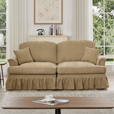 Élégant grand canapé à deux places Mid-Century élégant avec accoudoirs évasés et volants amovibles, jupes plissées et pieds fuselés, canapé confortable à deux places en chenille pour salon, café clair