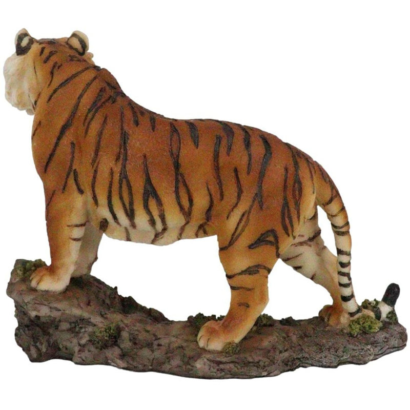 Figurine cèdre debout sur un rocher