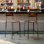 Tabouret de bar commercial en bois massif avec structure et finition antique