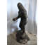 Statue en aluminium Bigfoot Sasquatch sur base rocheuse 38 po x 29 po x H 77 po