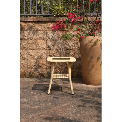 Table d'appoint d'extérieur en osier avec plateau en verre trempé, table de bout à 2 niveaux avec tablette de rangement, petite table de patio en rotin PE toutes saisons pour balcon, cour, jardin, porche