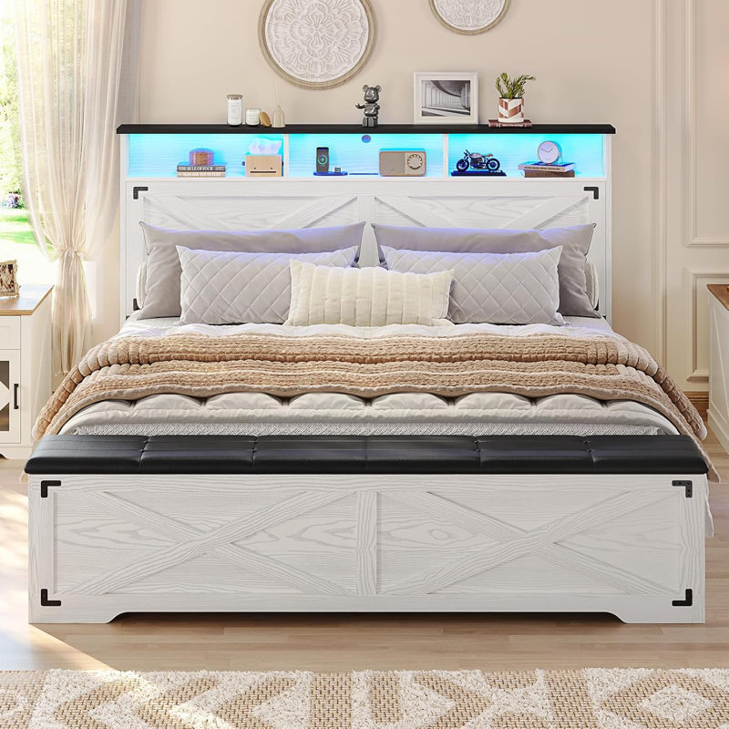 Lit Queen de style ferme en métal et bois avec porte coulissante de grange en X, tête de lit DEL RVB, station de recharge et pouf de rangement, blanc noyer