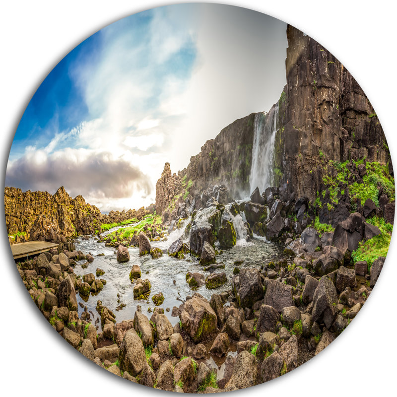 «Rocky Waterfall in Mountains Islande», reproduction de photo sur métal, H 36 po x l 36 po
