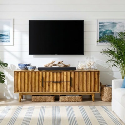  Console média Bosk de 55 pouces, motif cannelé en bois d'acacia massif de style Mid-Century moderne avec tiroirs et armoire à fermeture en douceur inclus, convient aux téléviseurs de 60 po ou moins - fini chêne