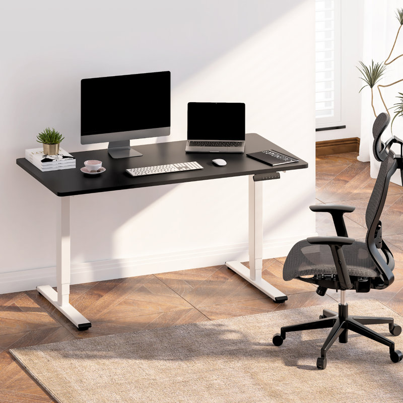 Bureau debout électrique à 3 étages à deux moteurs, 48.8" H x 55" W x 28" D, Acajou / Noir