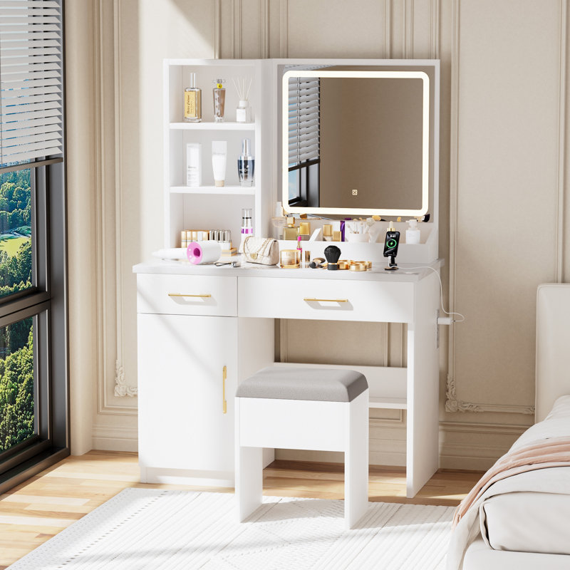 Bureau de maquillage avec miroir et lumières