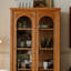 Vitrines en bois massif brun et verre