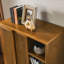 Armoire Mid-Century avec tablettes réglables et pieds en bois massif