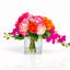 Arrangement de pivoines roses, de roses et d'hortensias