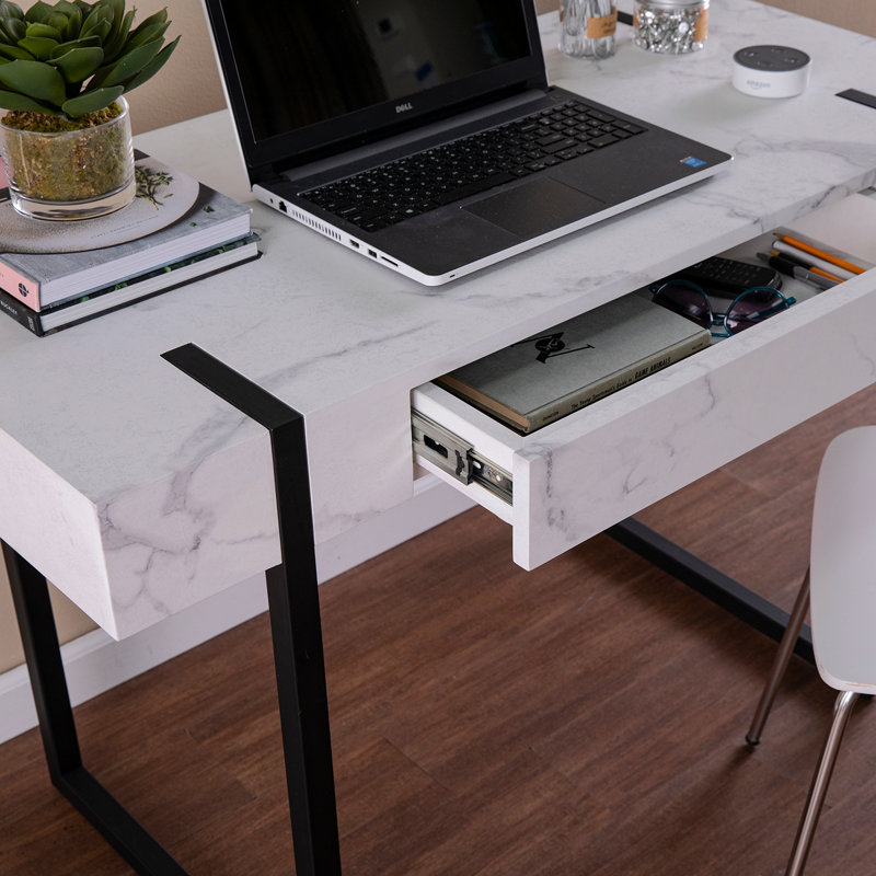 Bureau moderne en faux marbre