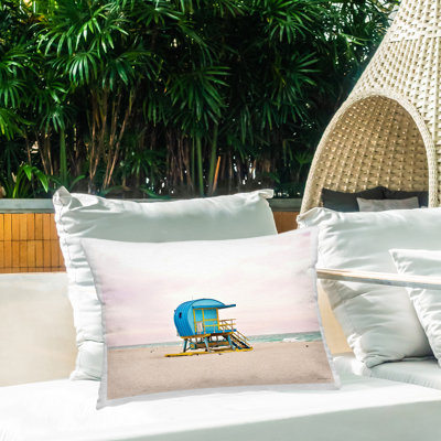Coussin d'extérieur Summer Lifeguard Cabin par Seven Trees Design