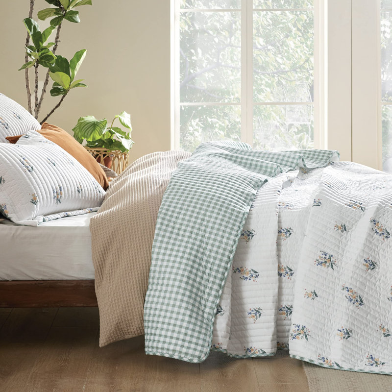 Polyester Floral Quilt, Twin Quilt + 1 Standard Sham